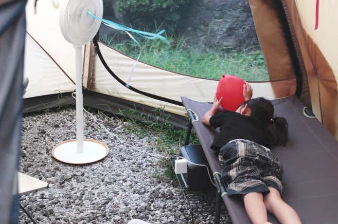コットの上でくつろぐ子ども