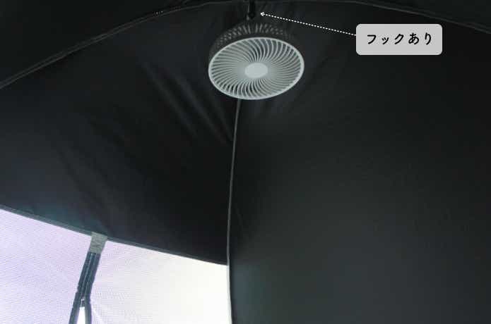 フックに扇風機を吊るしているところ