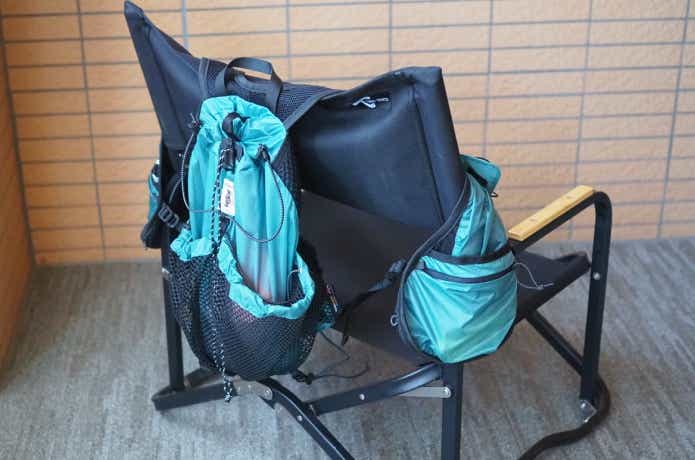 ベストを椅子にかけているところ