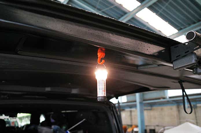 車に付いたMAGBINERとLEDライト