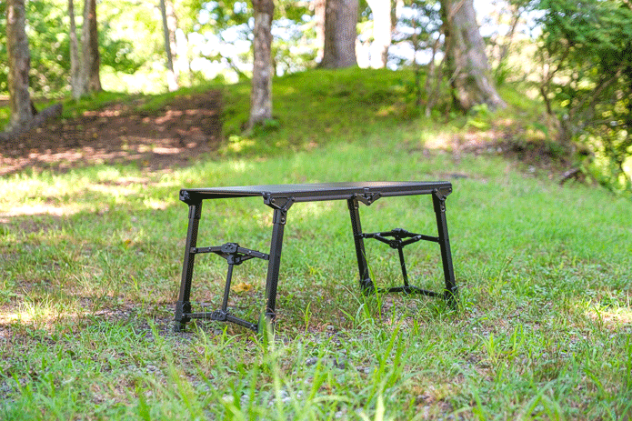 キャンプテーブルの脚が伸びる様子