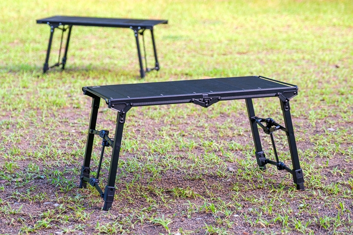 黒いキャンプ用テーブルが2台並んでいる様子