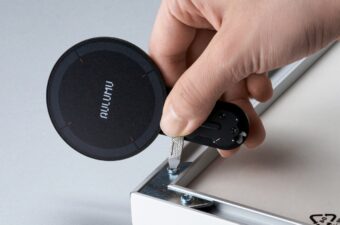 スマホ裏に付ける「38gの隠しギア」が、“段ボールカッター”になりました【Amazonで買える新作】