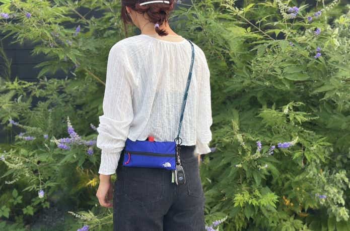 Lサイズ＋ショルダーストラップでサコッシュにしている