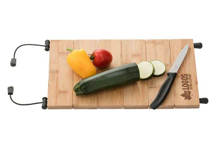 ロゴス「Bambooパタパタまな板mini」で野菜を切る