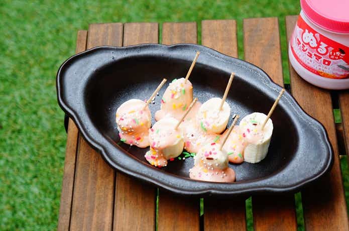 バナナにぬるマシュマロいちご風味をトッピングしてアレンジしている