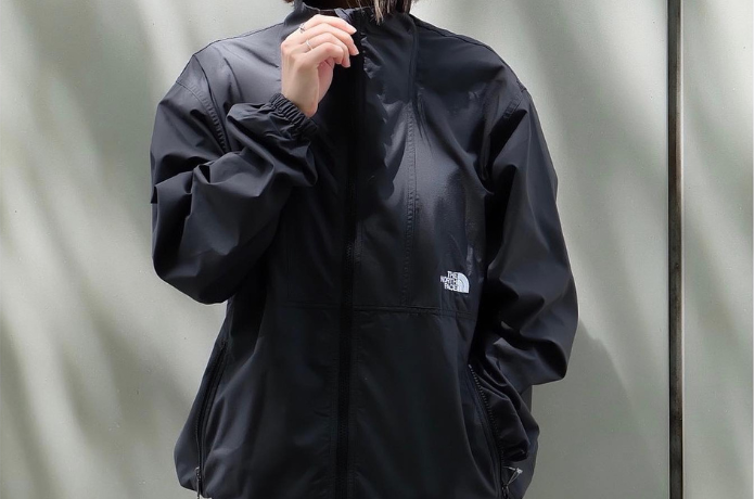 黒いザ・ノース・フェイスのソフトシェルを着た人