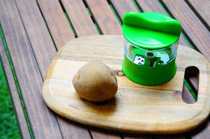 OXOのベジヌードルカッターとじゃがいも
