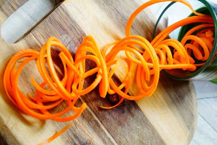 OXOのベジヌードルカッターで切った人参、野菜麺