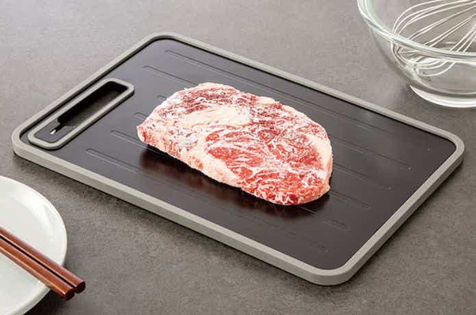 ニトリ「解凍プレートシャープナー付きまな板 M」の上にある肉