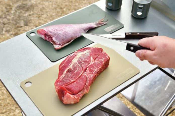 ユニフレーム「UFカッティングボード（2枚組）」で肉と魚を切る