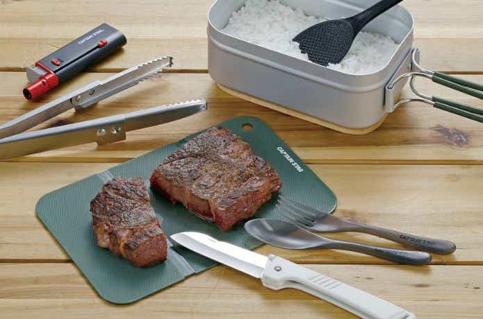 キャプテンスタッグ「抗菌 三つ折り メスティンボード」で肉を切る