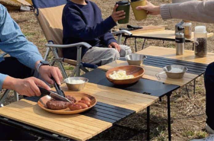 チルキャンピング「デュオロールウッドテーブル」をキャンプで使う