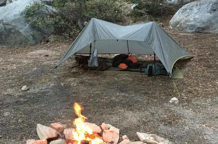 パーゴワークス「NINJA TARP」の近くで焚き火