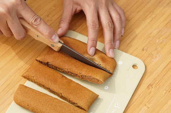 プラスチックのまな板で食材を切る