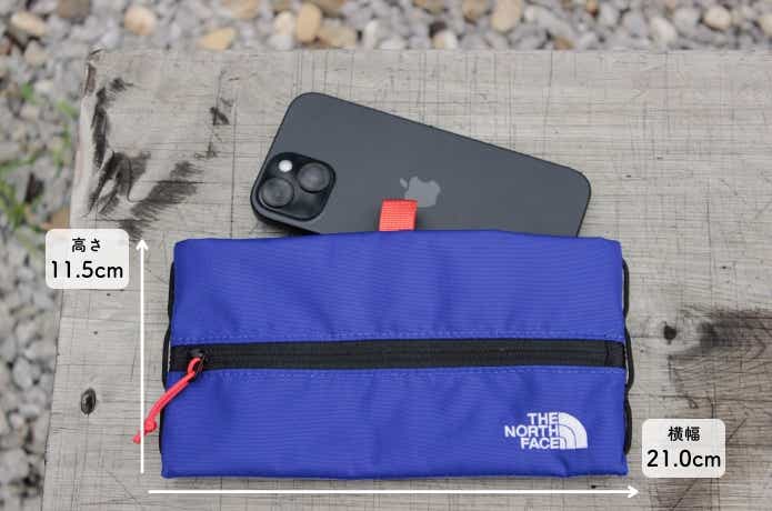 ビルビーフラットポーチLをスマホと大きさ比較