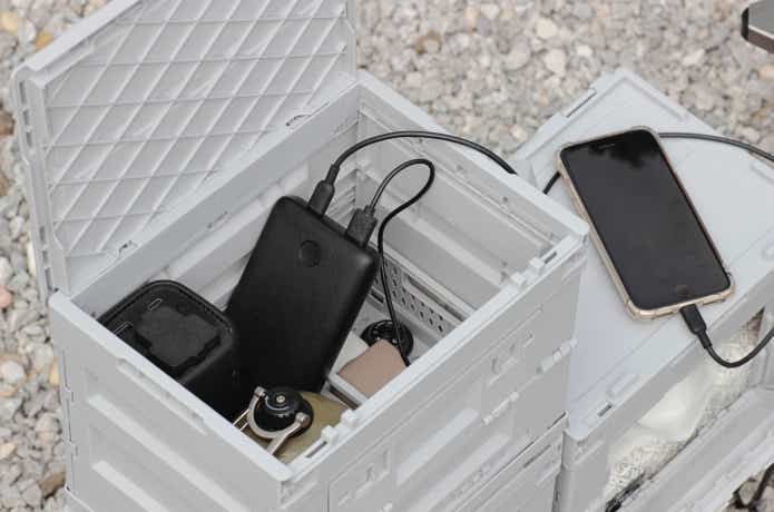 丈夫なフタ付コンテナボックスに充電系ギアを収納した様子