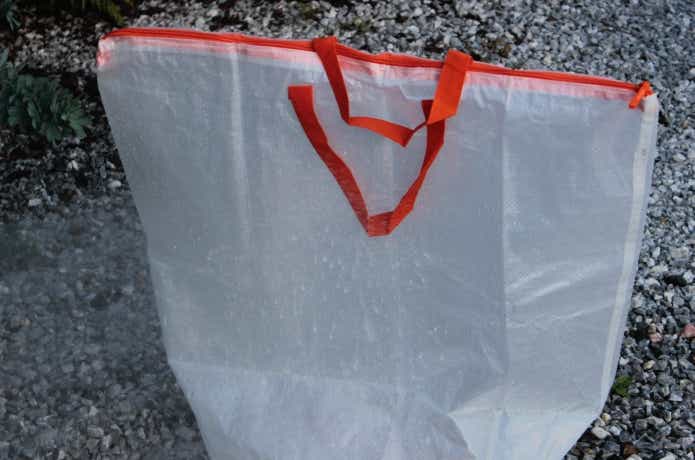 ホースで水をジャージャー当てているところ