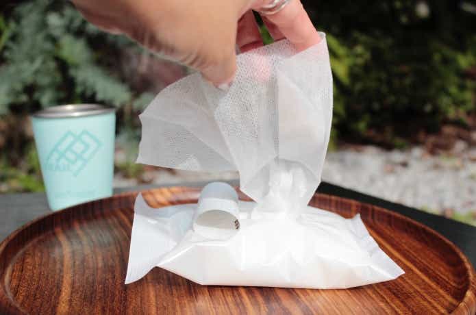 食器用汚れふきシートを取り出しているところ