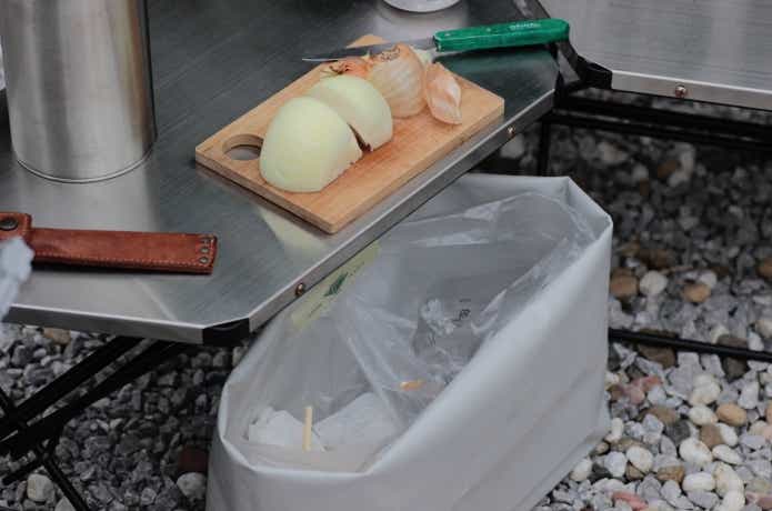 折って高さが変えられるターポリン収納ケース大をゴミ箱にしている