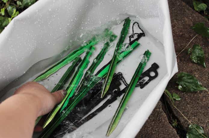 ペグの汚れを水で洗い流している