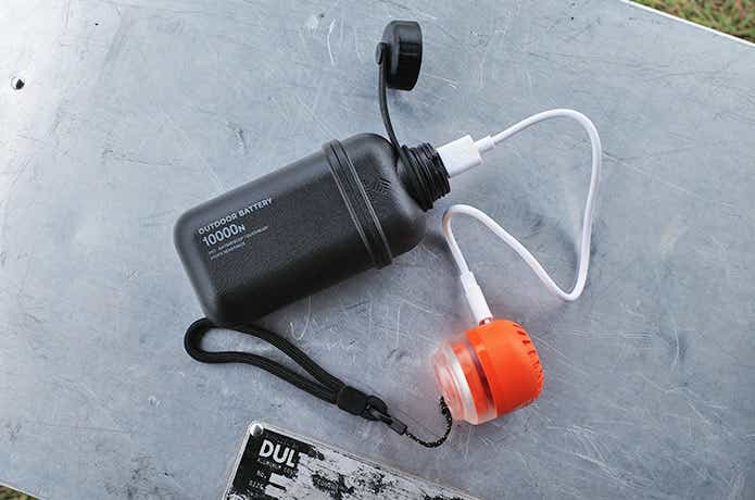 モバイルバッテリーに繋がったCAMPING ECONOVA