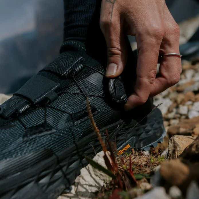 ALTRA「TIMP 5 BOA」のBOAを操作する手元