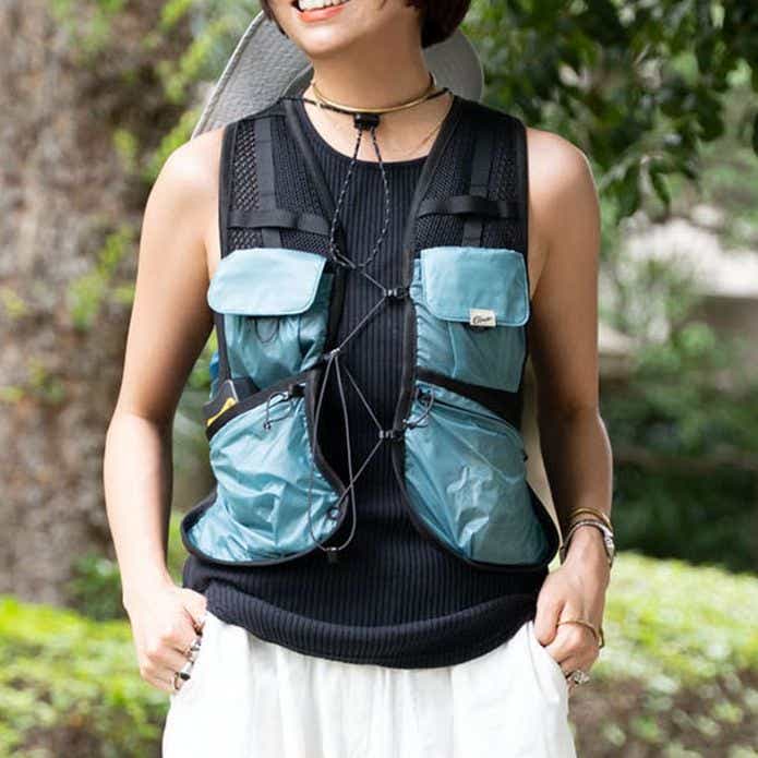 コブマスター「HUMMING PACK VEST」を着た女性