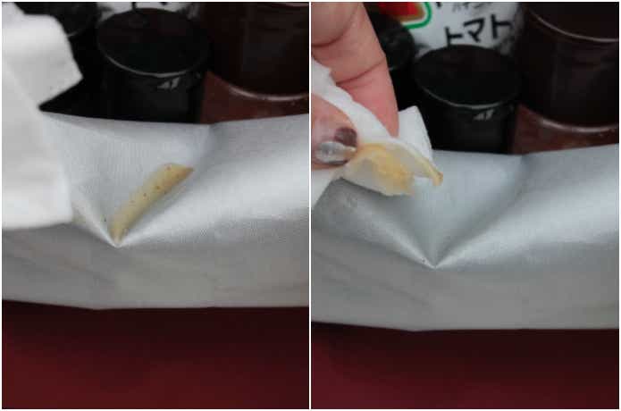 こぼしてしまった油汚れを拭き取っている