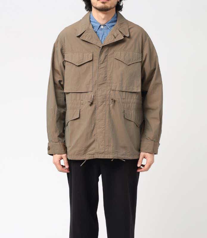 THE CORONA「UTILITY M-43 FIELD JACKET」を着た男性