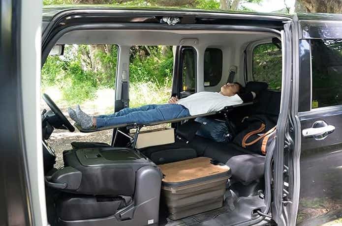 運転席倒してyadokari「カーベッド」設置