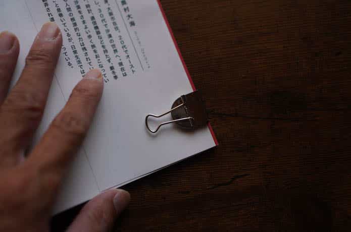 クリップで本に留めたボタン電池