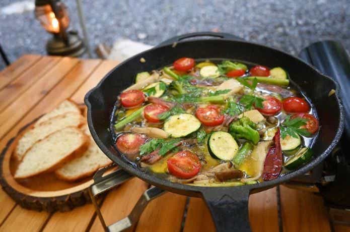 キャンプ場でフライパンを使用した夏野菜のアヒージョ