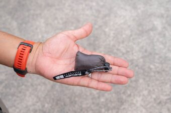 わずか15gで、通勤 ＆ 帰り道の「めんどくさい…」を減らす。“親指サイズ”のエバニュー新作です