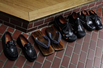 ほぼサンダルでは？ しかもスニーカー級の“歩きやすさ”。「KEEN新作の革靴」がブームの予感
