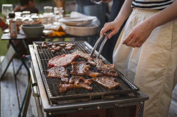 BBQで肉を焼く
