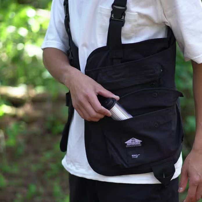 grn「GENERAL LIFE × ROOT CO. UTILITY VEST」を着る男性