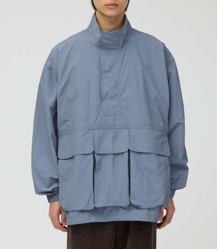 スノーピーク「Nylon Double Rip Anorak」を着た男性