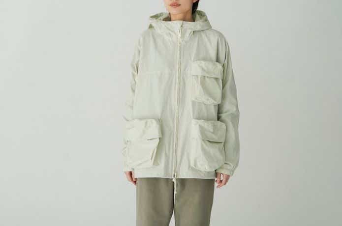 スノーピーク「Indigo C/N Jacket」を着る女性
