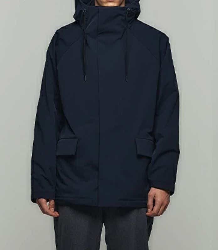 UNTRACK「ストレッチパーカー」を着る男性