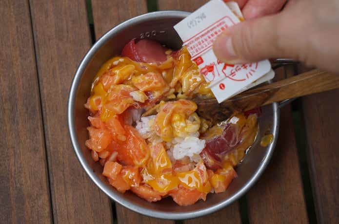ドンキホーテの秒でどこでもTKG！？卵かけ風ご飯のたれ（韓国風仕立て）の使い方