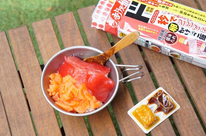 ドンキホーテの秒でどこでもTKG卵かけ風ご飯のたれ（韓国風仕立て）で海鮮ユッケ丼を作る様子