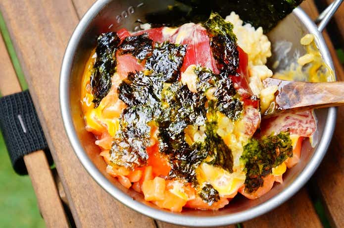 ドンキホーテの秒でどこでもTKG！？卵かけ風ご飯のたれ（韓国風仕立て）で海鮮ユッケ丼風、韓国海苔トッピング