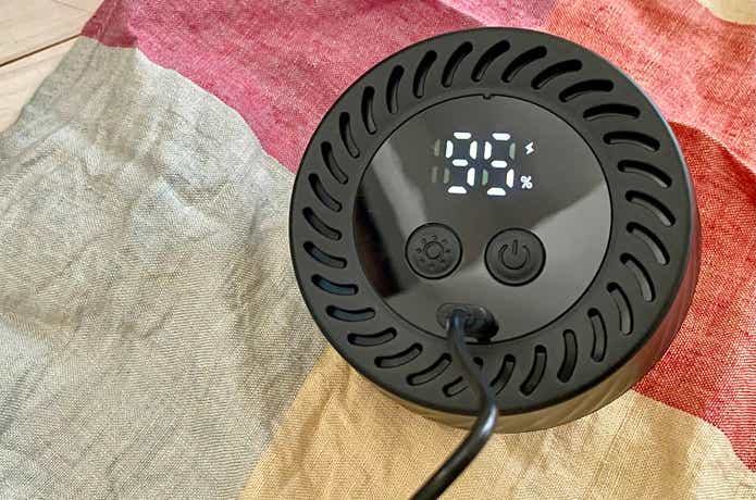 USB充電式スモーカーを充電している様子