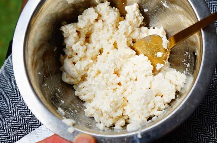 木綿豆腐をつぶしているところ