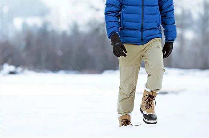 雪の上をスノーブーツで歩く人