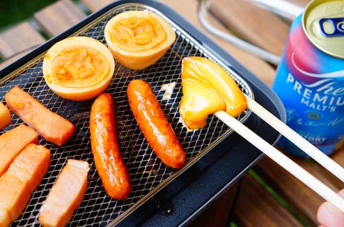 燻製料理を楽しむ様子