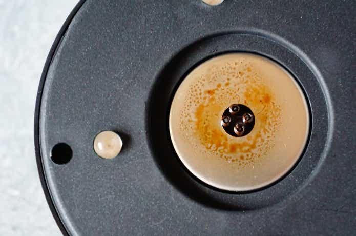 使用後のUSB充電式スモーカー、メッシュバスケット設置面の汚れ