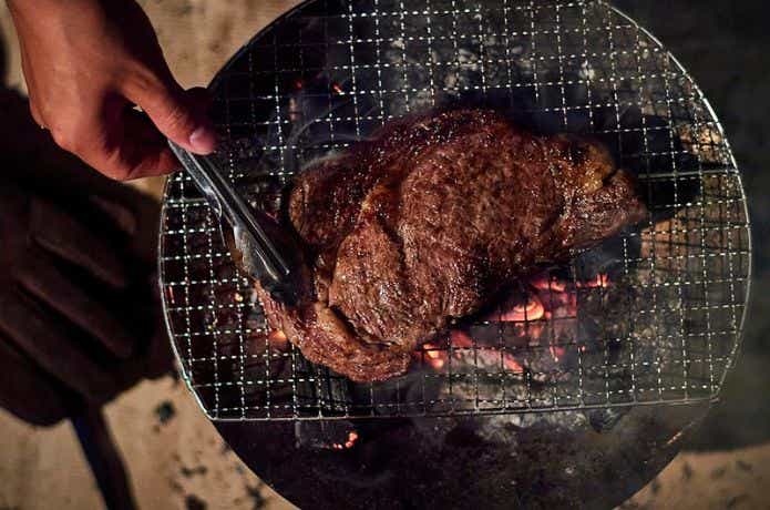 コールマン「ファイアーディスク(TM)ソロ」で肉を焼く