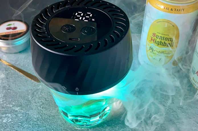 USB充電式スモーカーの使用シーン、煙が出ている
